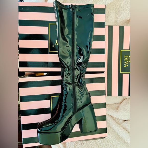 NIB Dolls Kill Lady GoDiva Wicked Head Versus Heart Platform Boots Cannon Black - Picture 8 of 16